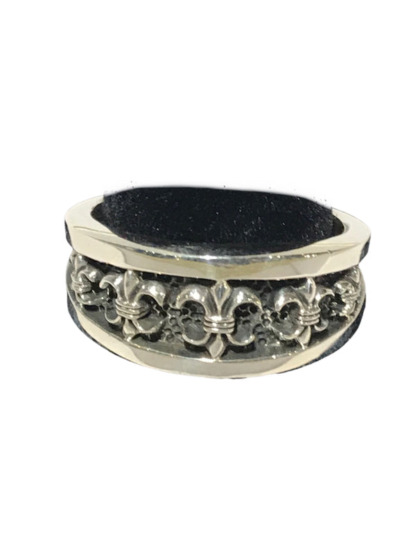 Silver band lined with inlaid Fleur de lis